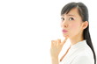 考える女性
