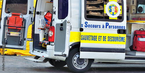 Photo: véhicule de secours routier,secours,réanimation véhicule de secours routier,secours,réanimation