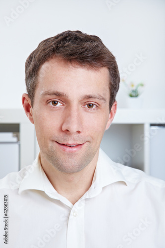 Photo: Geschäftsmann im Büro Geschäftsmann im Büro