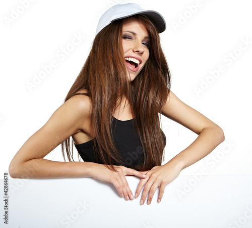 Foto: Pretty woman holding empty white board Pretty woman holding empty white board