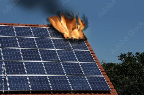 Foto: Fire on a roof with solar Fire on a roof with solar