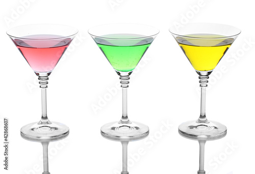 Foto: alcoholic cocktails isolated on white alcoholic cocktails isolated on white