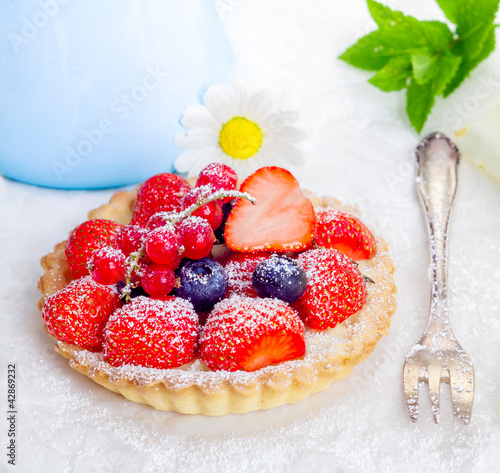 Photo: Strawberry tart dusted with sugar Strawberry tart dusted with sugar