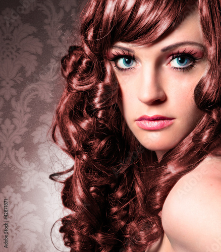 Photo: elegant woman with brown curly hair / haircolors-16 elegant woman with brown curly hair / haircolors-16
