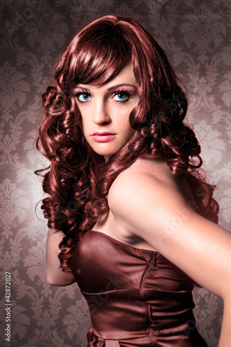 Photo: elegante Lady mit braunem lockigem Haar / haircolors-15 elegante Lady mit braunem lockigem Haar / haircolors-15