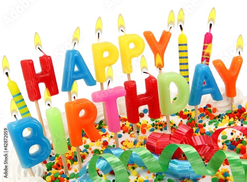 Photo: Brennende Happy Birthday Kerzen auf Torte Brennende Happy Birthday Kerzen auf Torte