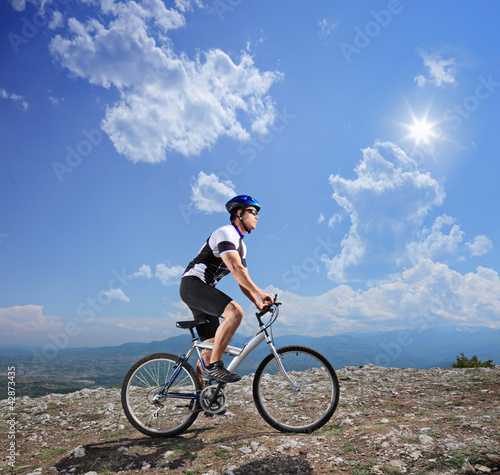 Foto: A young biker biking a mountain bike A young biker biking a mountain bike