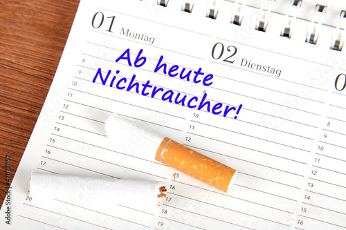 Photo: Vorsatz für das neue Jahr. Aufhören zu rauchen Vorsatz für das neue Jahr. Aufhören zu rauchen