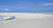 canoe kayak et femme sur banc de sable aux maldives
