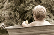Kind spielt in alter Badewanne