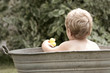 Kind mit Badeente