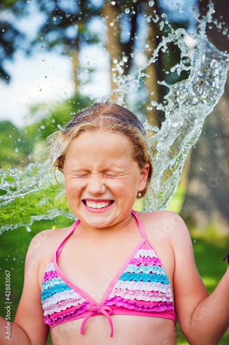 Foto: girl having fun outdoor with water girl having fun outdoor with water