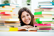 Foto: teenage girl between stack of book teenage girl between stack of book