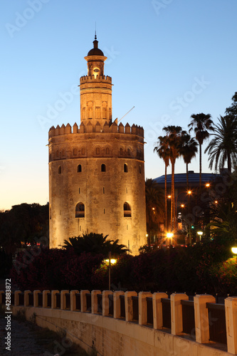 Foto: The Torre del Oro (Gold Tower) in Seville, Spain The Torre del Oro (Gold Tower) in Seville, Spain