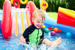 Das Kind badet im Schwimmbad