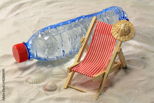 Foto: wasserflasche mit liege wasserflasche mit liege