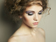 Foto: Portrait of beautiful woman with elegant hairstyle Portrait of beautiful woman with elegant hairstyle