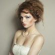 Foto: Portrait of beautiful woman with elegant hairstyle Portrait of beautiful woman with elegant hairstyle