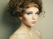Foto: Portrait of beautiful woman with elegant hairstyle Portrait of beautiful woman with elegant hairstyle