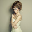 Foto: Portrait of beautiful woman with elegant hairstyle Portrait of beautiful woman with elegant hairstyle