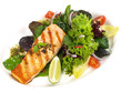 Lachssteak vom Grill mit Salat