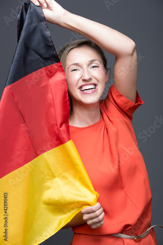 Photo: Freu hält deutsche Flagge Freu hält deutsche Flagge