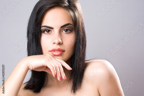 Foto: Pensive young brunette beauty Pensive young brunette beauty