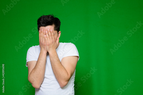 Photo: weinender junger mann weinender junger mann