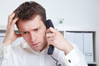 Foto: Unzufriedener Manager am Telefon Unzufriedener Manager am Telefon