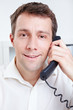 Zufriedener Mann telefoniert