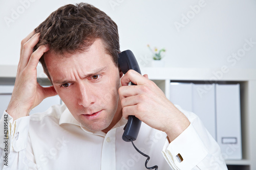 Foto: Unzufriedener Manager am Telefon Unzufriedener Manager am Telefon