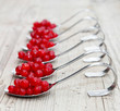 Dessertlöffel mit Johannisbeeren