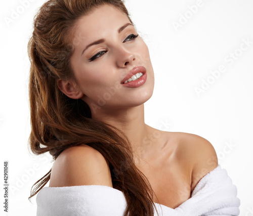 Foto: Portrait of young adult woman with health skin of face Portrait of young adult woman with health skin of face