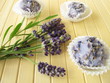 Handgemachte Seifenpralinen mit Lavendel