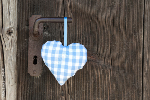 Photo: Ein bayerisches blauweiß kariertes Herzerl Ein bayerisches blauweiß kariertes Herzerl