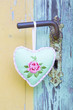 Romantisches Herz mit einer gestickten Rose