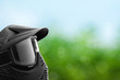 Detaily fotografie Paintball mask with green background