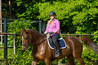 Photo: Junge Frau beim Reiten Junge Frau beim Reiten