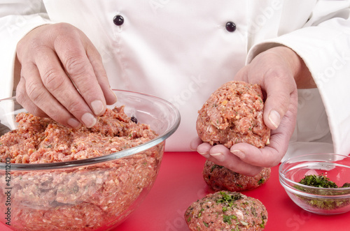 Foto: female chef making meat balls female chef making meat balls