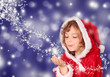 Kleine Miss Santa mit Sternenstaub vor blauem Hintergrund