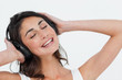 Foto: Close-up of a happy brunette listening to music Close-up of a happy brunette listening to music