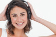 Foto: Close-up of a cute brunette listening to music Close-up of a cute brunette listening to music