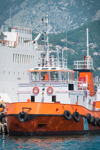 Foto: Tugboat in the approaching and passenger boat Tugboat in the approaching and passenger boat