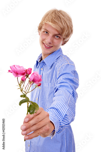 Foto: Teenager schenkt Blume Teenager schenkt Blume