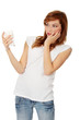 Foto: Young woman drinking cold drink. Young woman drinking cold drink.
