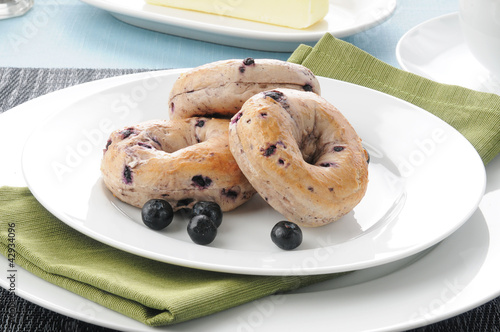 Foto: Bagels with fresh blueberries Bagels with fresh blueberries