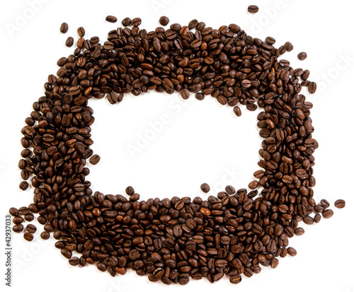 Foto: Coffee beans on the white background with copy space Coffee beans on the white background with copy space