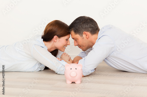 Photo: paar mit sparschwein paar mit sparschwein