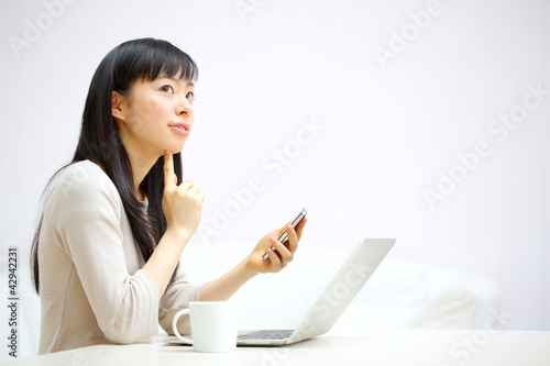 Foto: スマートフォンを使う女の子 スマートフォンを使う女の子