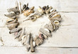 Herz aus Muscheln und Strandgut